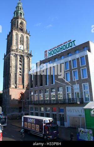 Edificio della società mutua Fides, student association Vindicat Atque Polit, Grote Markt, Groningen, Paesi Bassi con torre Martini (Martinitoren) Foto Stock