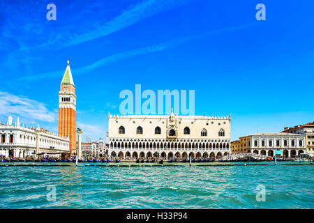 Punto di riferimento di Venezia vista dal mare di Piazza San Marco o San Marco, il campanile e la Ducale o Palazzo Ducale. L'Italia, l'Europa. Foto Stock