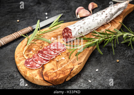 Salame su sfondo scuro Foto Stock