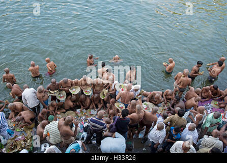 L'immagine di uomini di pregare per gli antenati banganga walkeshwar Mumbai India Maharashtra Foto Stock