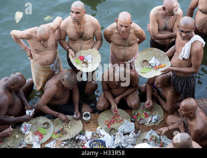 L'immagine di uomini di pregare per gli antenati banganga walkeshwar Mumbai India Maharashtra Foto Stock