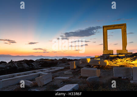 Vista di Portara e resti del tempio di Apollo al tramonto. Foto Stock