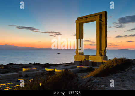 Vista di Portara e resti del tempio di Apollo al tramonto. Foto Stock