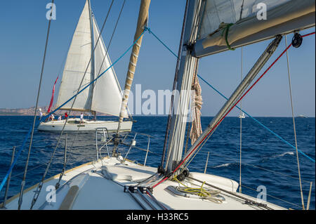 Vista da uno yacht a vela di ponte per un'altra barca di crociera. Foto Stock