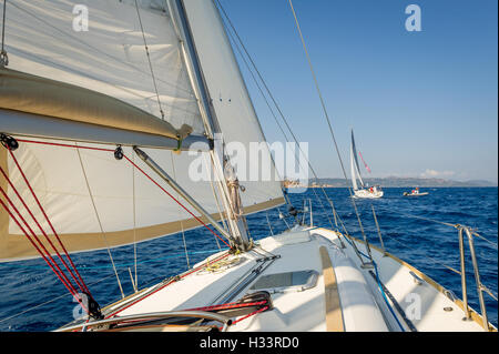 Barca a vela andare veloci su lei le sue vele, vista dal pozzetto a prua. Foto Stock