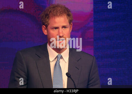 Il principe Harry offre un discorso come frequenta la WellChild Awards di Londra. Il premio riconosce il coraggio di bambini gravemente ammalati e le loro famiglie e i loro accompagnatori. Foto Stock