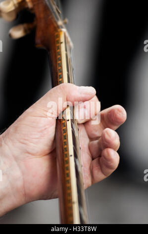 Close-up delle mani di un maschio lettore Banjo sui tasti Foto Stock