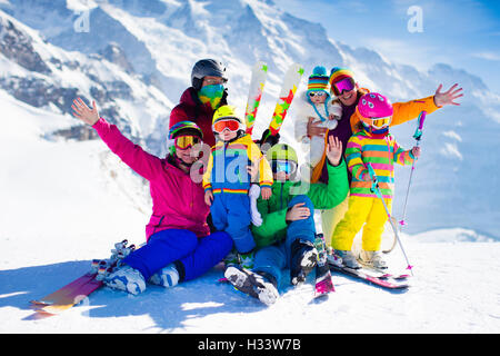 Famiglia Vacanze sugli sci. Gruppo di sciatori in Alpi Svizzere montagne. Adulti e bambini, adolescente e baby sci di fondo in inverno. Foto Stock