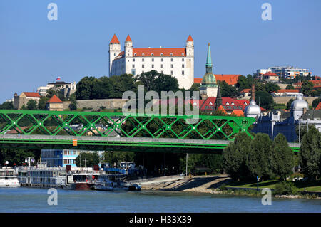 Pressburger Burg auf dem Burgberg und Martinsdom a Bratislava, Westslowakei, Slowakische Republik Foto Stock