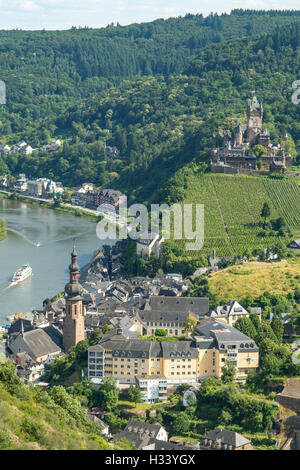 Sul Fiume Mosella e il Castello di Reichsburg, Cochem, Renania-Palatinato, Germania Foto Stock