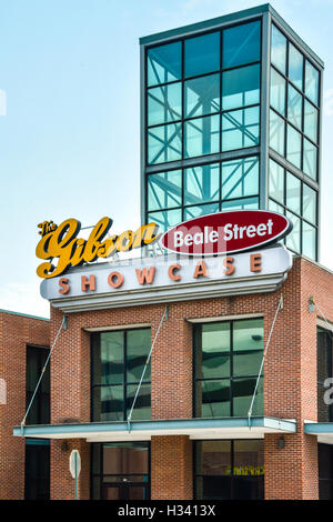 La Gibson Guitar vetrina lounge ingresso a Beale Street progettato in architettura moderna in vetro e mattoni in Memphis TN Foto Stock