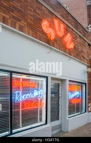 L'esterno alla vetrina di Sun Studio con neon rosso segnaletica luci alla sera a Memphis, TN Foto Stock