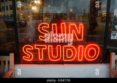 L'esterno alla vetrina di Sun Studio con neon rosso segnaletica luci alla sera a Memphis, TN Foto Stock