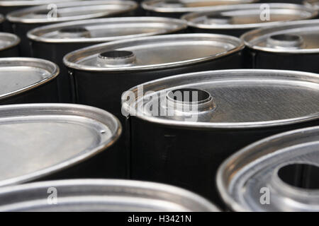 Background Industriale. Pile di nuovi scarichi e silenziatori marmitte auto prima della distribuzione e della vendita al dettaglio. Foto Stock