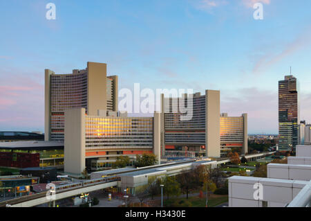 Wien, Vienna: Centro internazionale di Vienna (UNO City) e IZD Tower, 22., Wien, Austria Foto Stock