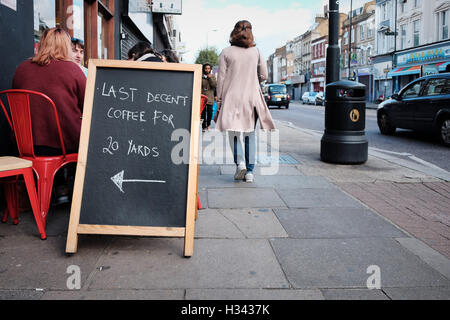 Ultimo caffè decente per 20 yard segno su una pavimentazione stradale a Londra. Foto Stock