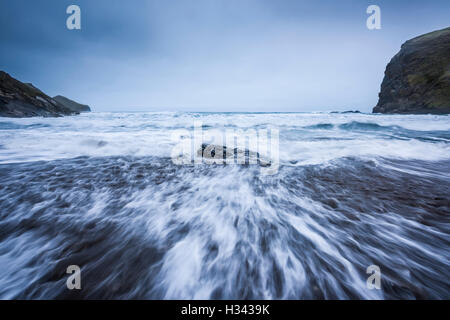 Crackington Haven beach con il promontorio di Cambeak e Pencannow punto al di là della Cornovaglia, Inghilterra. Foto Stock