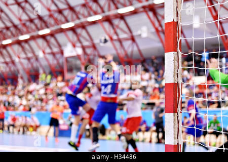 Partita di pallamano scena con goalpost e giocatori in background Foto Stock