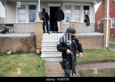 Detroit funzionari di polizia raid una casa a Detroit, Michigan, Stati Uniti d'America Foto Stock