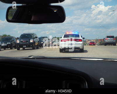 Detroit auto della polizia rush in mezzo al traffico a Detroit, Michigan, Stati Uniti d'America Foto Stock