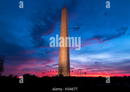 Il Monumento di Washington illuminato contro un tramonto colorato, Washington DC, Stati Uniti d'America Foto Stock