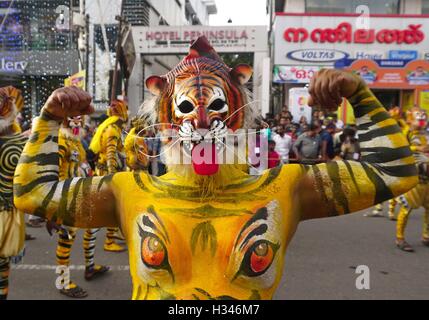 Addestrati danzatori con loro accuratamente i corpi verniciati pretesto di tigri eseguire il famoso Pulikali le strade di Thrissur Kerala Foto Stock