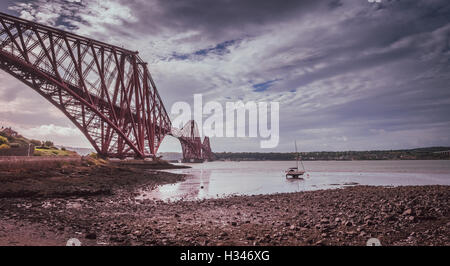 Ponte di Forth Rail ad Edimburgo, in Scozia, che collega la città di North e South Queensferry Foto Stock