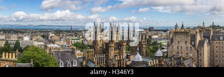 Vista panoramica del centro di Edimburgo in Scozia in un giorno nuvoloso Foto Stock