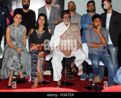 Gli attori di Bollywood Taapsee Pannu Kirti Kulhari Amitabh Bachchan regista Shoojit Sircar conferenza stampa rosa film di Mumbai Foto Stock