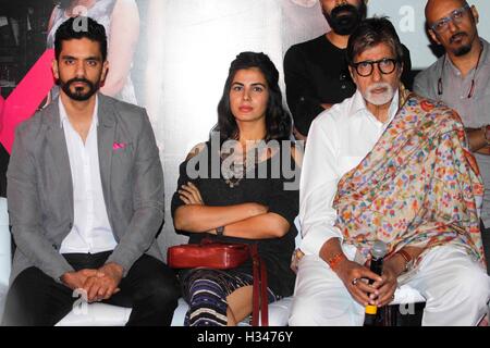 Gli attori di Bollywood Angad Bedi, Kirti Kulhari e Amitabh Bachchan conferenza stampa rosa film di Mumbai Foto Stock