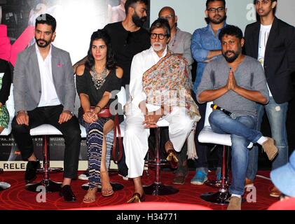 Gli attori di Bollywood Angad Bedi, Kirti Kulhari, Amitabh Bachchan e regista Shoojit Sircar conferenza stampa rosa film di Mumbai Foto Stock