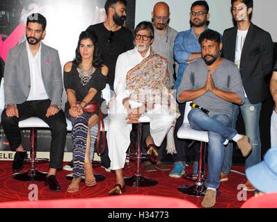 Gli attori di Bollywood Angad Bedi, Kirti Kulhari, Amitabh Bachchan e regista Shoojit Sircar conferenza stampa rosa film di Mumbai Foto Stock