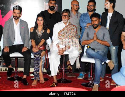 Gli attori di Bollywood Angad Bedi Kirti Kulhari Amitabh Bachchan regista Shoojit Sircar conferenza stampa del film Rosa Mumbai Foto Stock