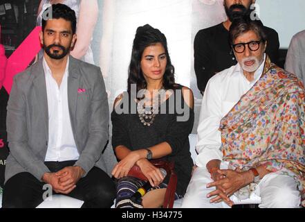 Gli attori di Bollywood Angad Bedi Kirti Kulhari Amitabh Bachchan conferenza stampa rosa film di Mumbai Foto Stock