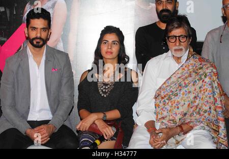 Gli attori di Bollywood Angad Bedi, Kirti Kulhari e Amitabh Bachchan la conferenza stampa del film Rosa Mumbai Foto Stock