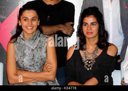 Gli attori di Bollywood Taapsee Pannu e Kirti Kulhari durante la conferenza stampa del film rosa in Mumbai, India Foto Stock