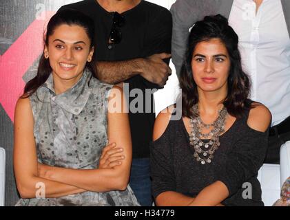 Gli attori di Bollywood Taapsee Pannu e Kirti Kulhari durante la conferenza stampa del film rosa in Mumbai, India Foto Stock