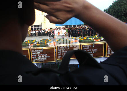 Un esercito indiano officer saluta i corpi di sette indiano esercito di soldati che hanno perso la vita nell'Uri attacco terroristico Varanasi Foto Stock