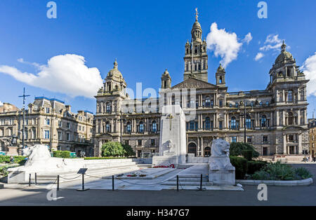 Glasgow City Chambers in George Square Glasgow Scozia con il Cenotafio nella parte anteriore Foto Stock