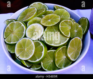 Limes in una ciotola. Affettato e pronto per il barbecue e cocktail Foto Stock