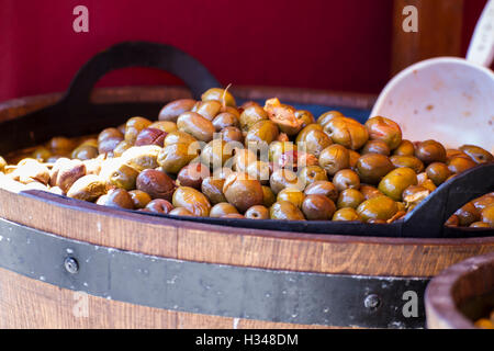 Cocktail, i fusti in legno con olive e varianti Foto Stock