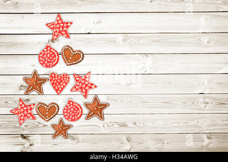 Albero di Natale fatto di rustico in legno ornamenti bianchi su tavole di legno sfondo Foto Stock