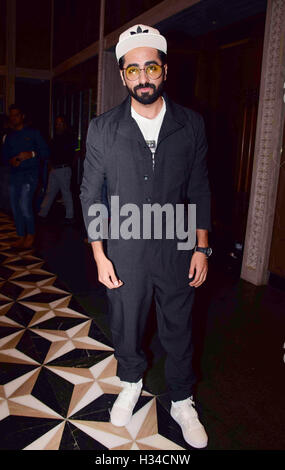 Attore di Bollywood Ayushmann Khurrana durante la terza celebrity fashion show da Universal Sportsbiz Pvt Ltd (USPL), in Mumbai India Foto Stock