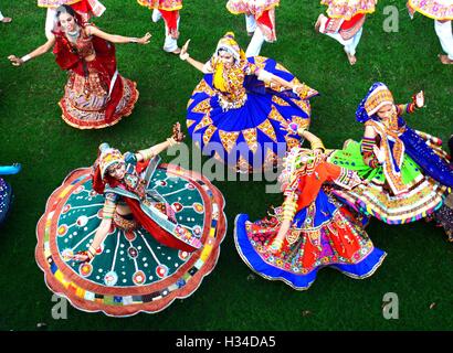 Indian ragazze danza danza garba per Navratri festival in Ahmedabad Gujarat India Foto Stock