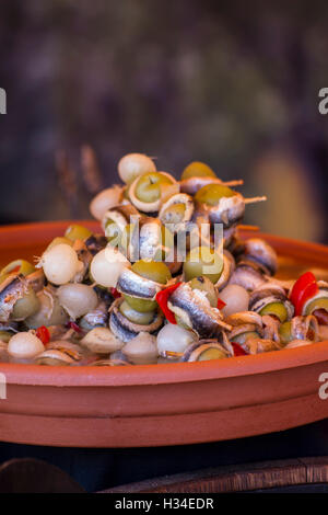 Cocktail, i fusti in legno con olive e varianti Foto Stock