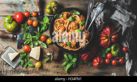 La pasta italiana spaghetti con sugo di pomodoro e polpette di carne Foto Stock