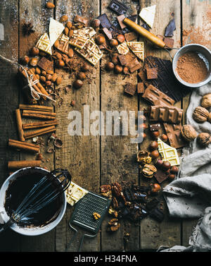 Cioccolata calda di cottura Ingredienti su legno rustico sfondo, spazio di copia Foto Stock