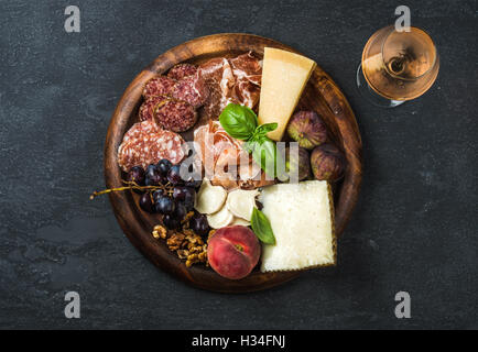 Antipasti italiani spuntini e un bicchiere di vino rosato Foto Stock