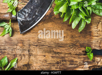 Vintage herb taglio coltello mezzaluna e ingredienti freschi. Salute, cibo  vegetariano o il concetto di cucina a vista Foto stock - Alamy