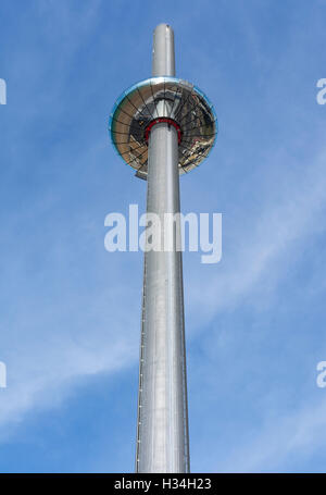 I360. British Airways i360 torre di osservazione in corrispondenza della sua posizione più alta in Brighton, East Sussex, Inghilterra, Regno Unito. i360 Brighton i360. i360 torre. Foto Stock